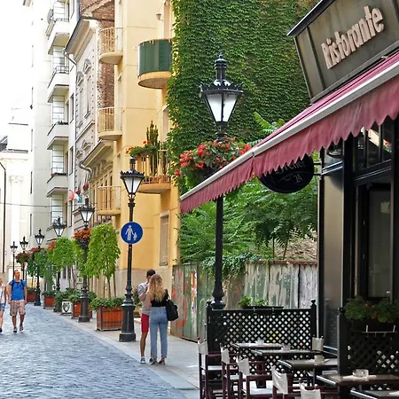 אכסניה Pesto *